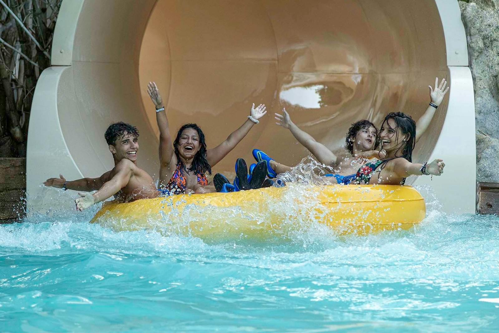 Giovani che ridono in un tubo giallo al Siam Park